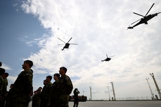 České vojenské vrtulníky míří do Polska. Pomohou v řádu hodin - Seznam Zprávy